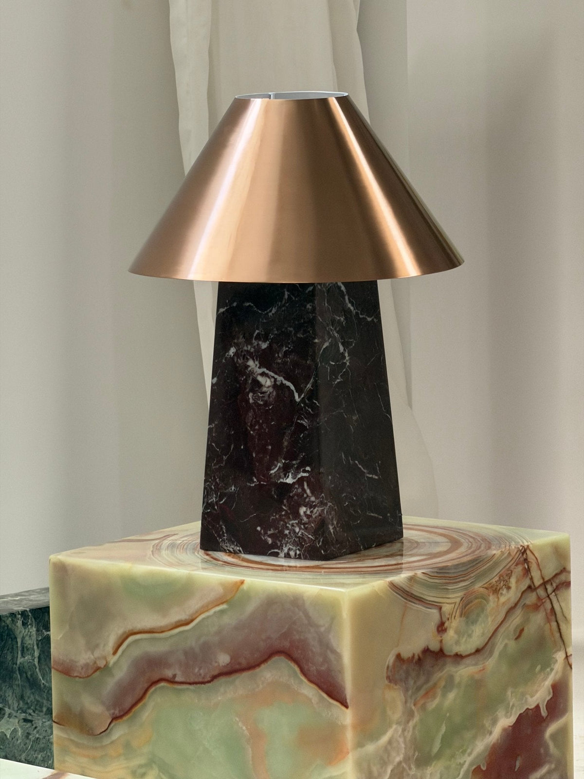 Conic tafellamp van Rood Marmer en Goud