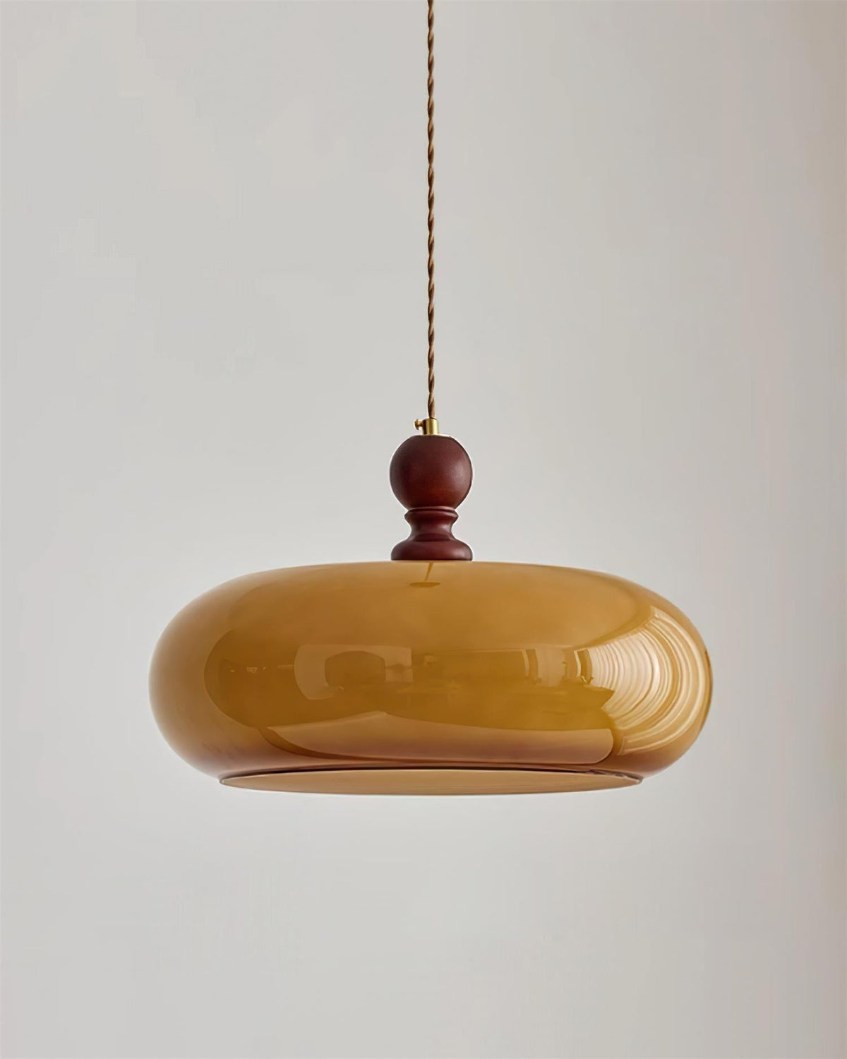 Arthur hanglamp met amberkleurige glazen kap