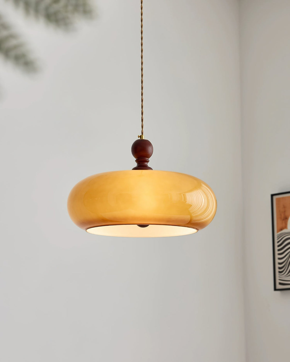 Arthur hanglamp met amberkleurige glazen kap