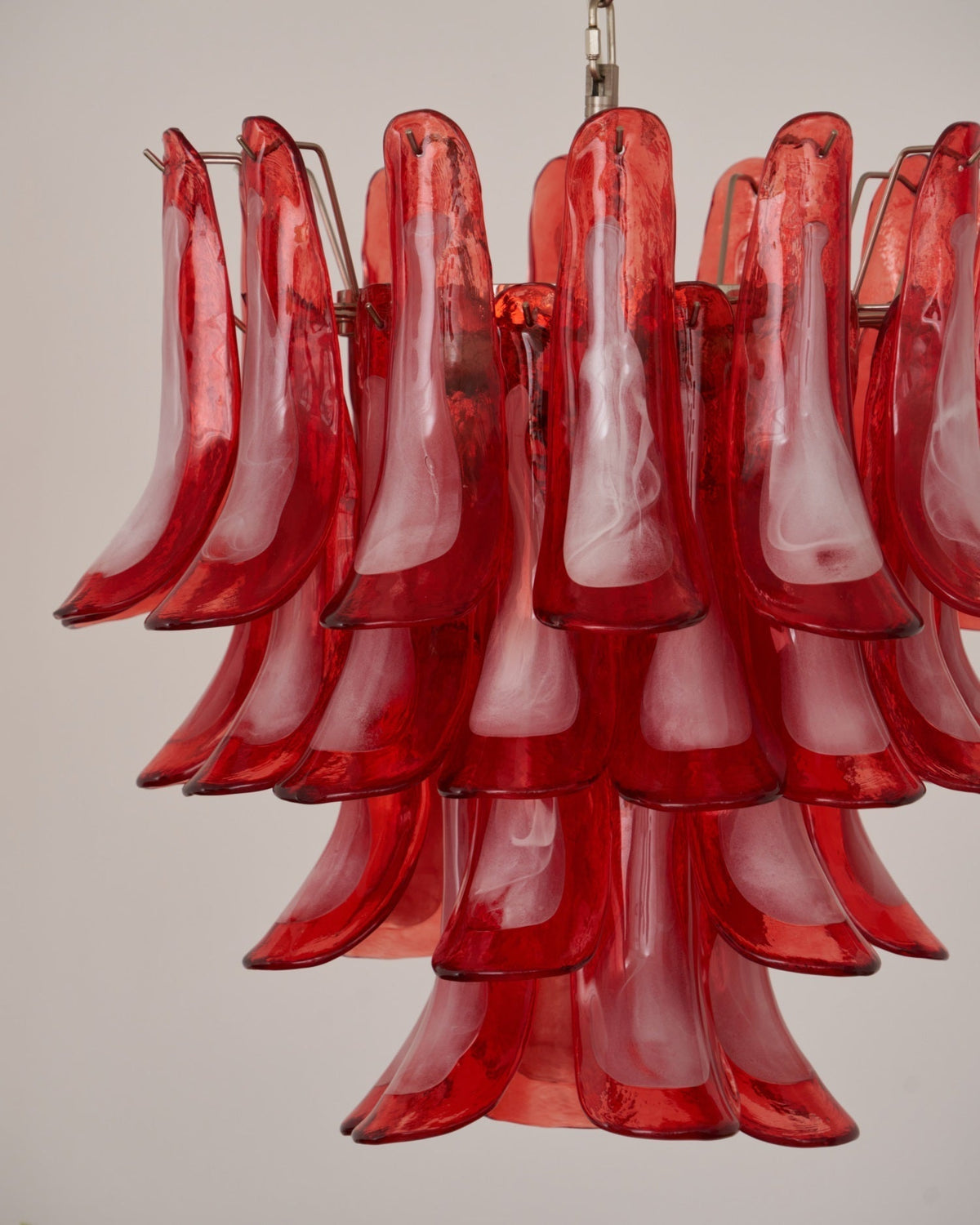 Celoelle kroonluchter met karmozijnrode Murano-glasbloemblaadjes in gelaagde lagen met bloemblaadjes