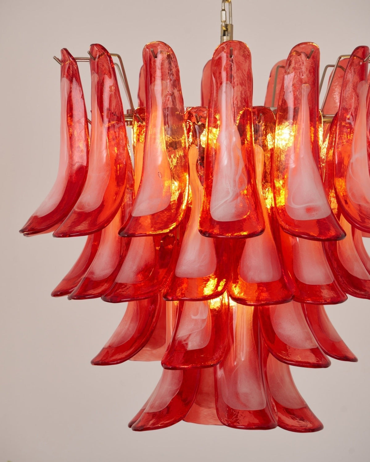 Celoelle kroonluchter met karmozijnrode Murano-glasbloemblaadjes in gelaagde lagen met bloemblaadjes