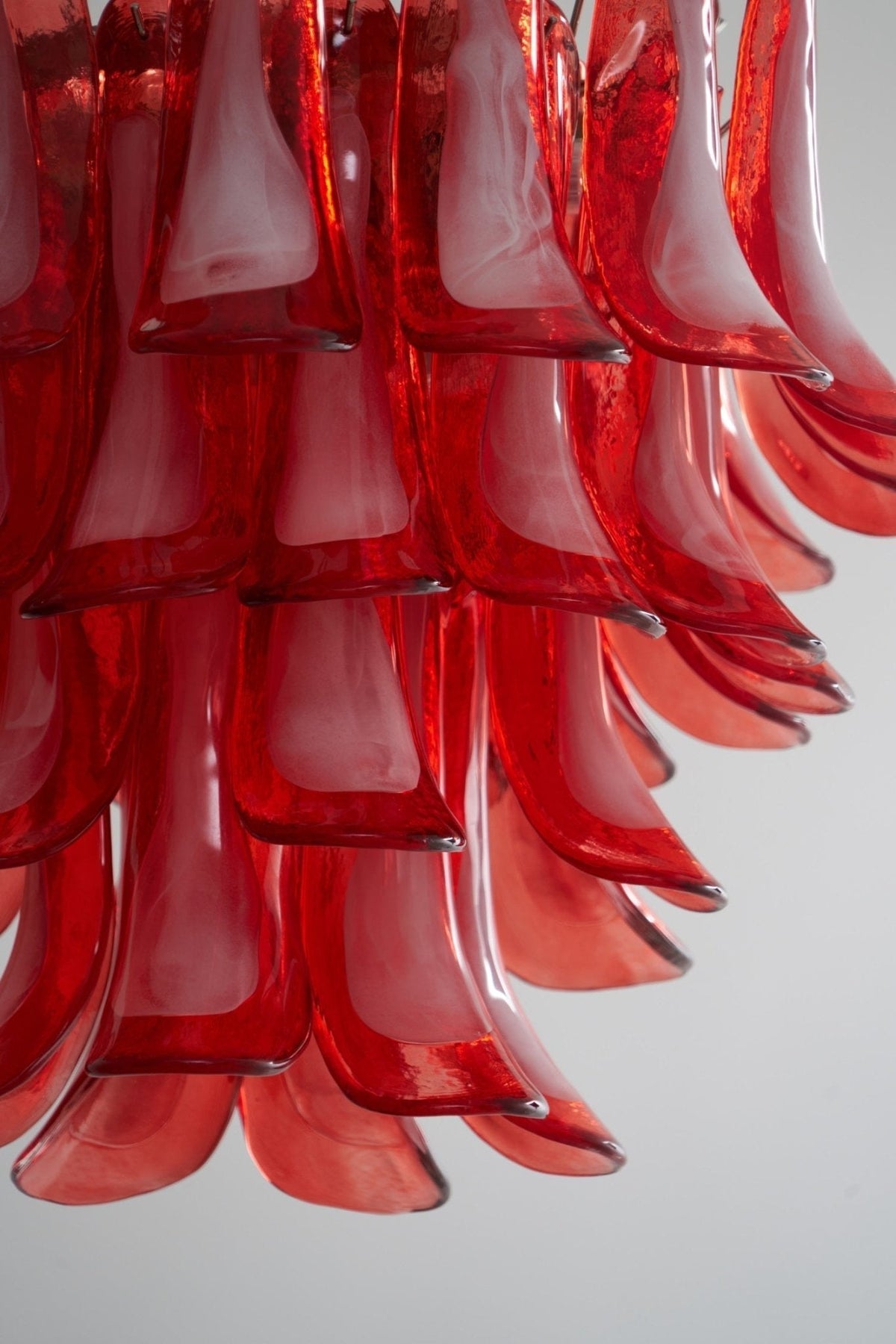 Celoelle kroonluchter met karmozijnrode Murano-glasbloemblaadjes in gelaagde lagen met bloemblaadjes