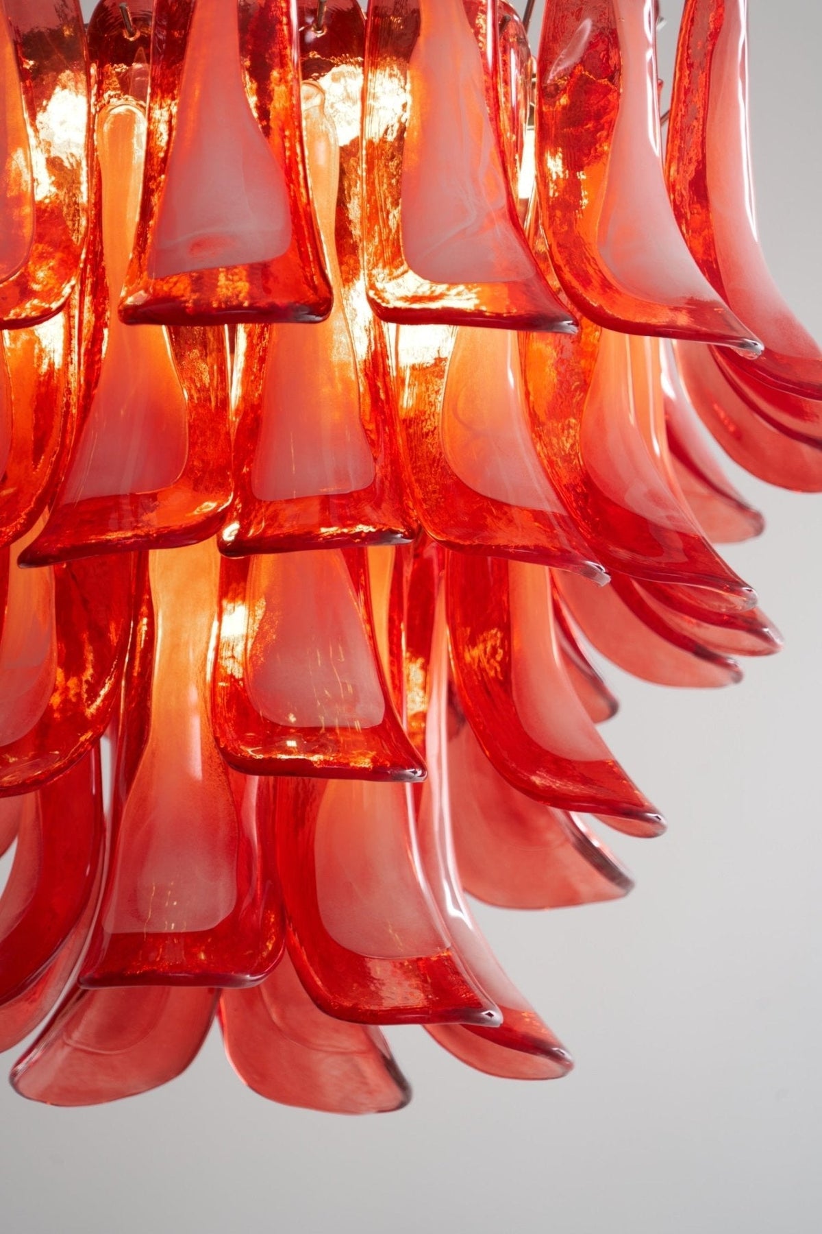 Celoelle kroonluchter met karmozijnrode Murano-glasbloemblaadjes in gelaagde lagen met bloemblaadjes
