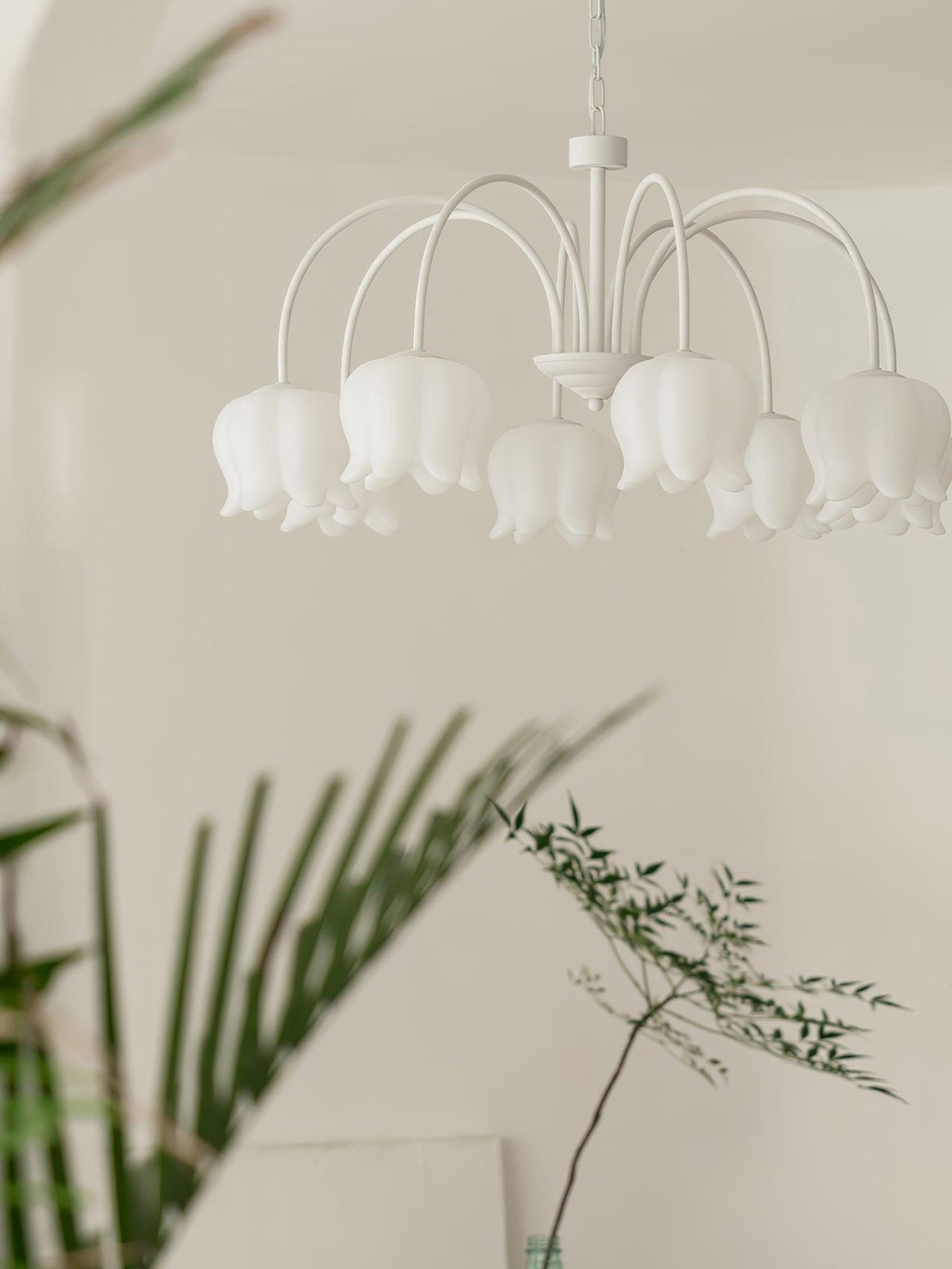 Veleissa kroonluchter witte klokjes gebogen armen elegante bloemen