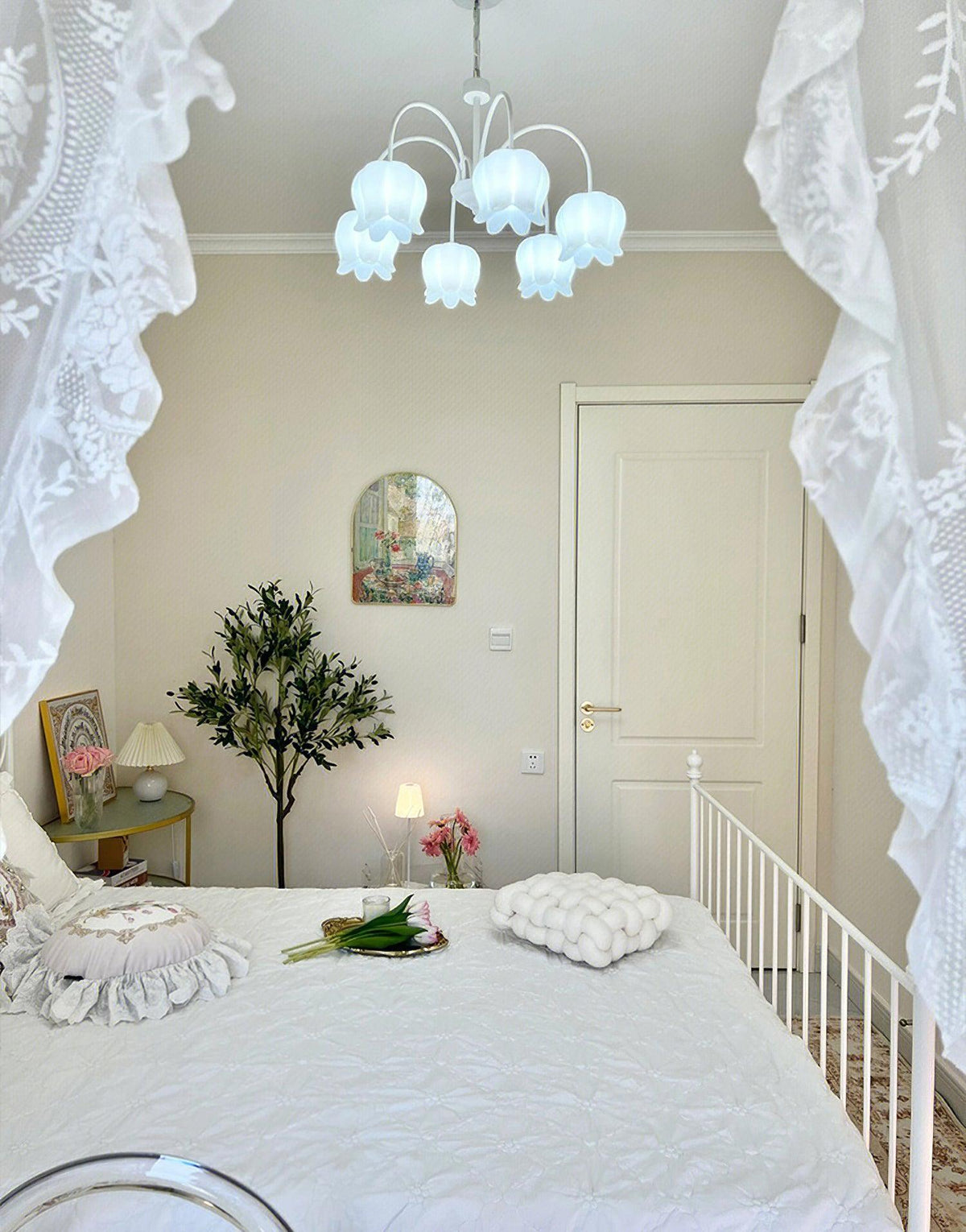 Veleissa kroonluchter witte klokjes gebogen armen elegante bloemen