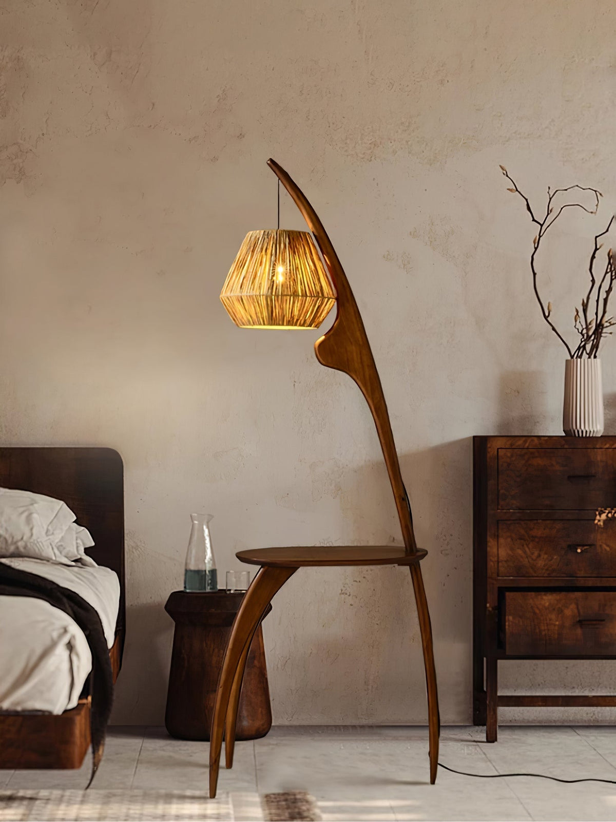 Selisora vloerlamp met gebogen mantisarm in walnootkleur