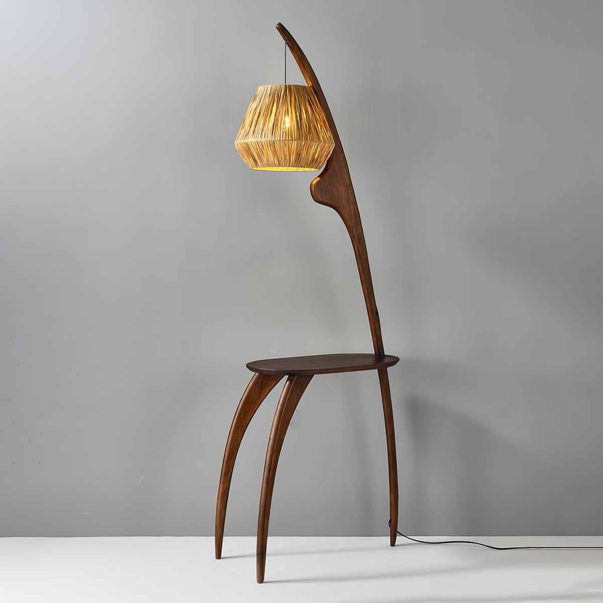 Selisora vloerlamp met gebogen mantisarm in walnootkleur