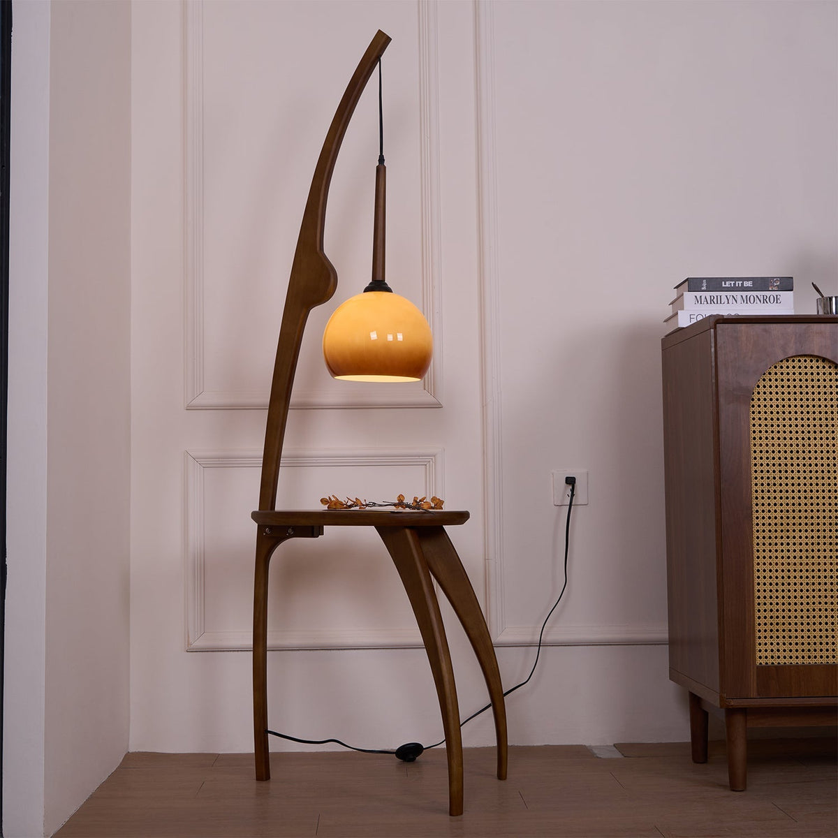 Selisora vloerlamp met gebogen mantisarm in walnootkleur
