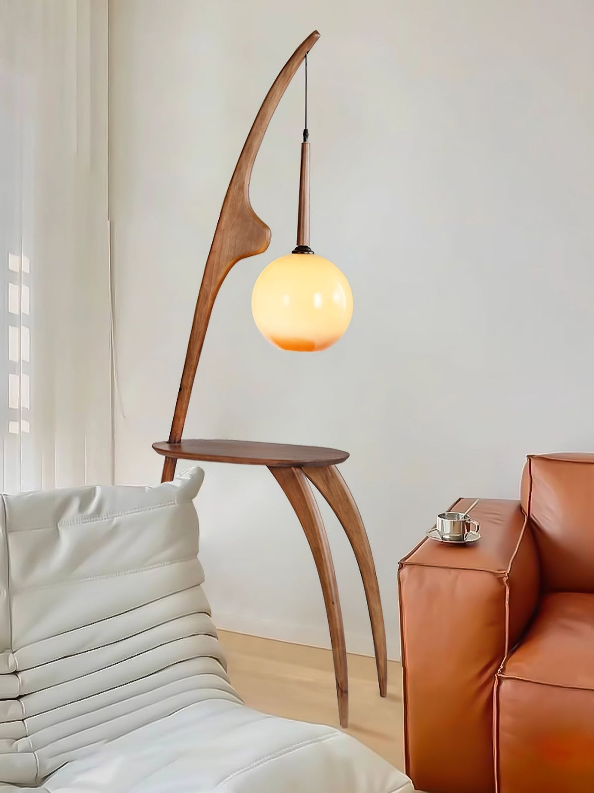 Selisora vloerlamp met gebogen mantisarm in walnootkleur