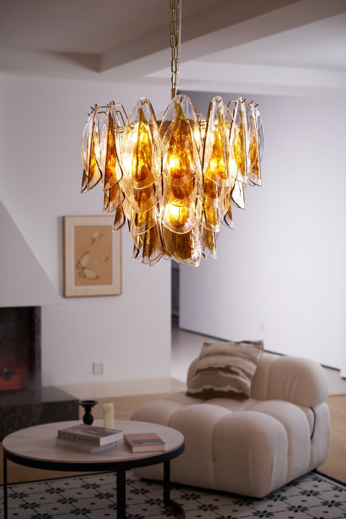 Lioraora kroonluchter met gelaagde amberkleurige bladvormige glasplaten voor organische warmte