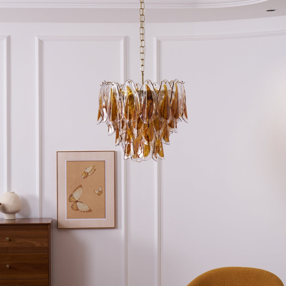 Lioraora kroonluchter met gelaagde amberkleurige bladvormige glasplaten voor organische warmte