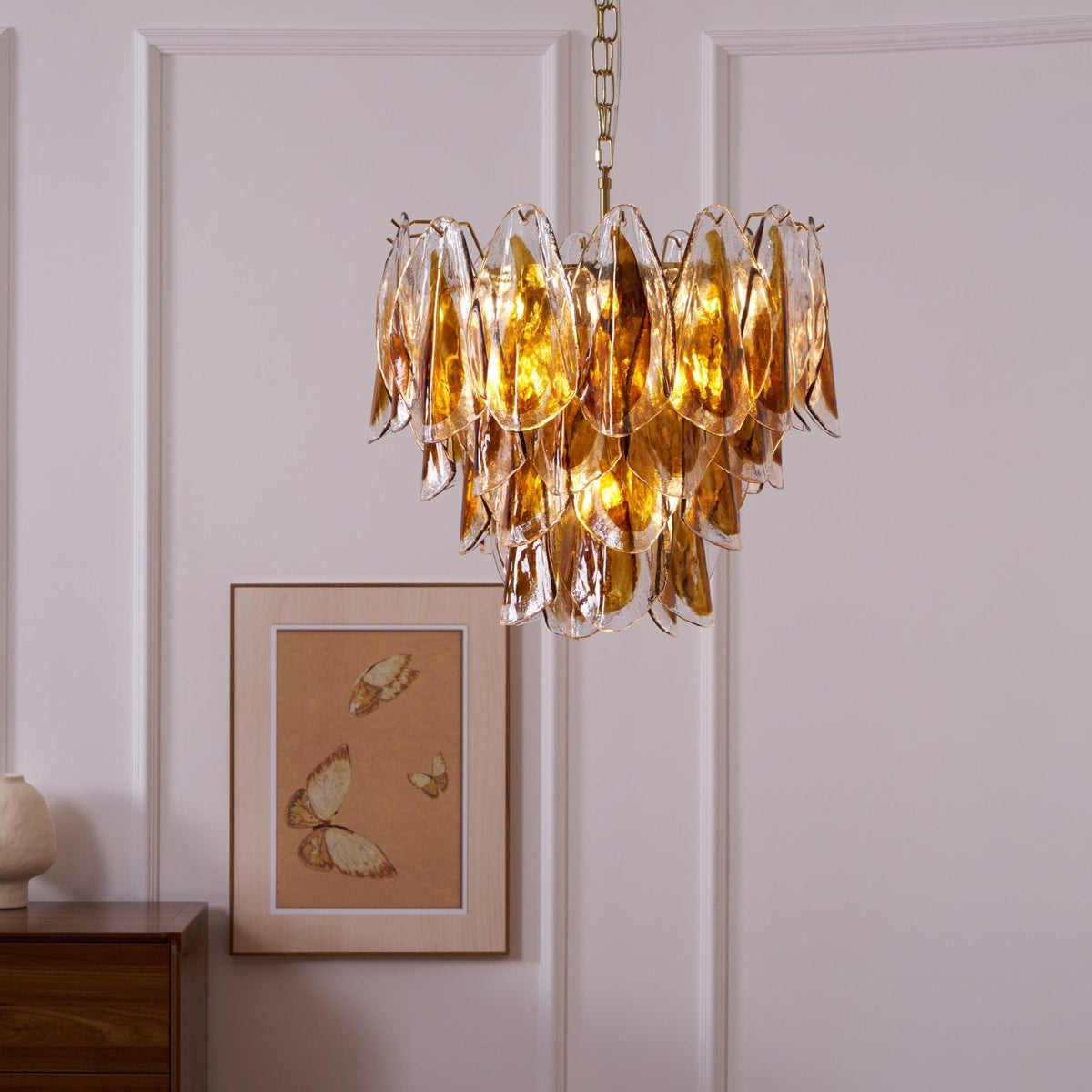 Lioraora kroonluchter met gelaagde amberkleurige bladvormige glasplaten voor organische warmte