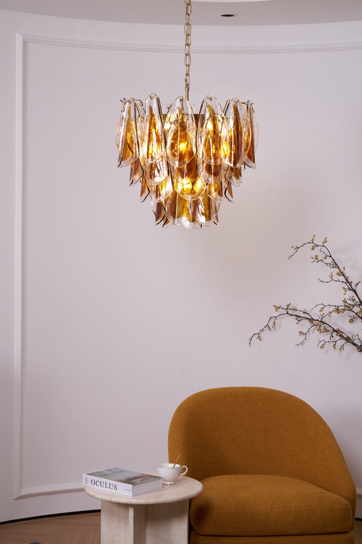 Lioraora kroonluchter met gelaagde amberkleurige bladvormige glasplaten voor organische warmte