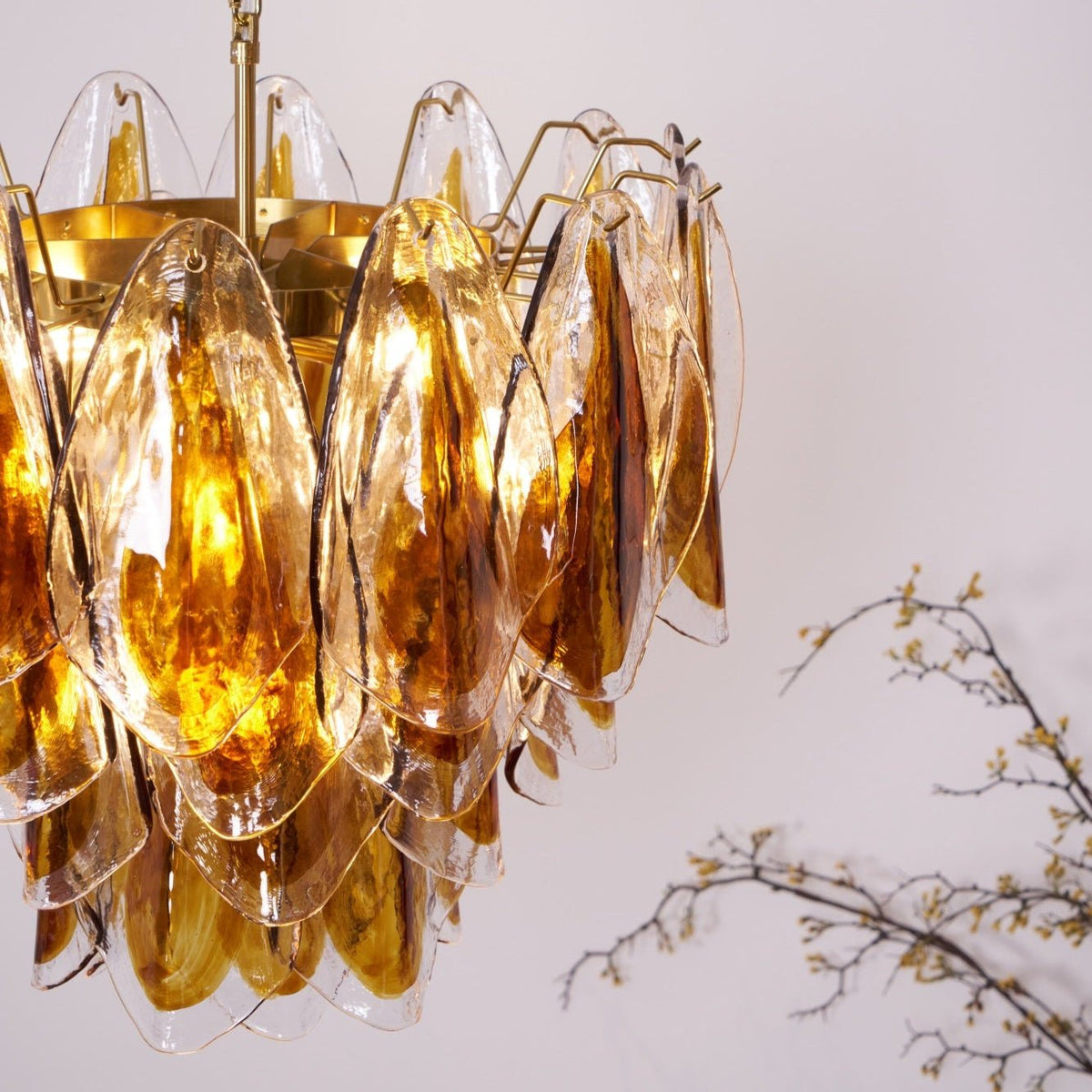 Lioraora kroonluchter met gelaagde amberkleurige bladvormige glasplaten voor organische warmte