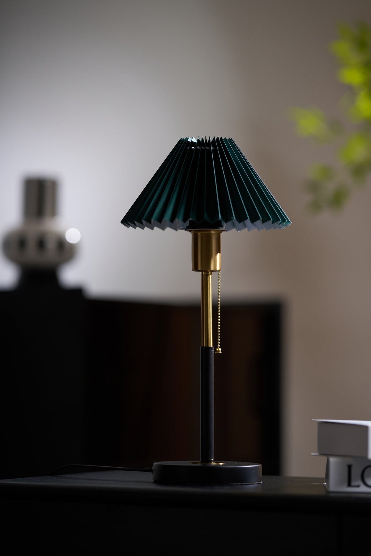Mevzo Minimalistische tafellamp van keramiek