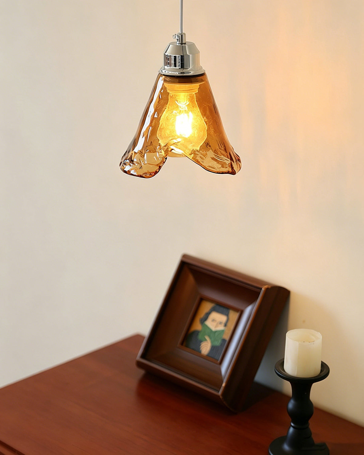 Amber hanglamp met glazen kap