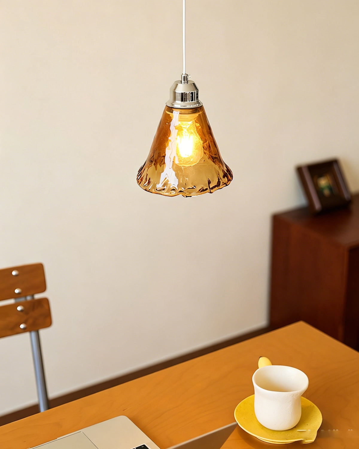 Amber hanglamp met glazen kap