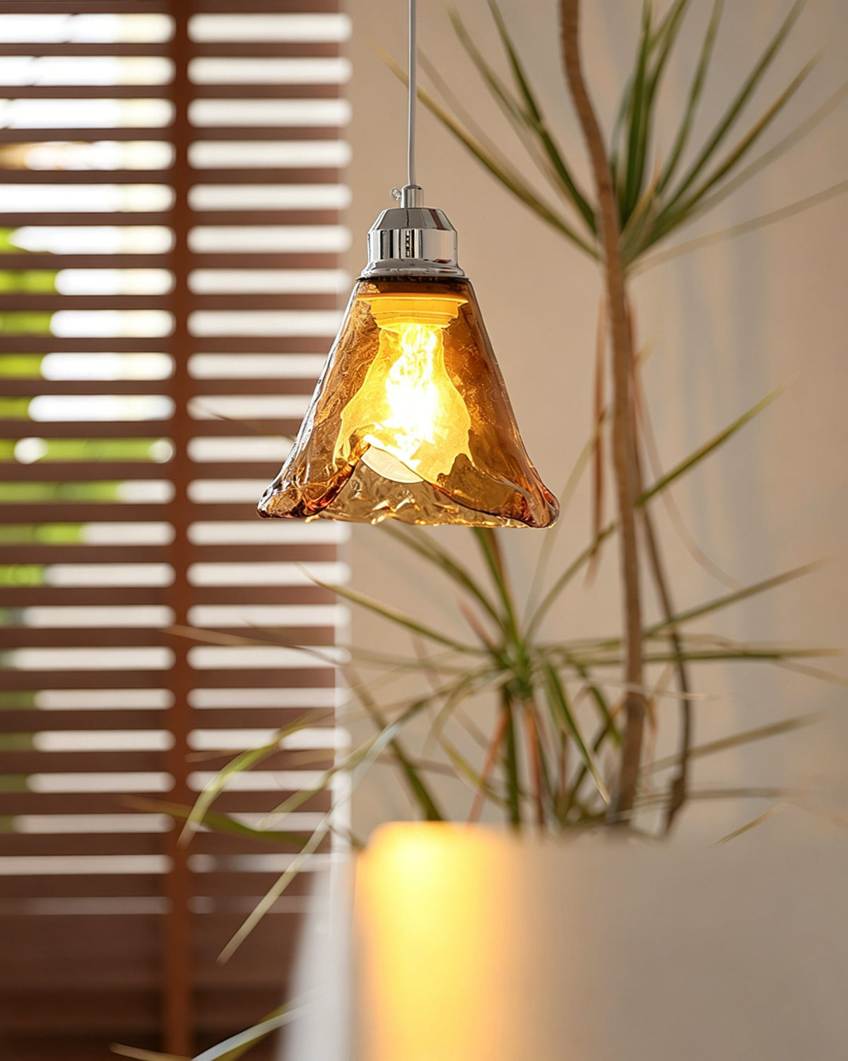 Amber hanglamp met glazen kap