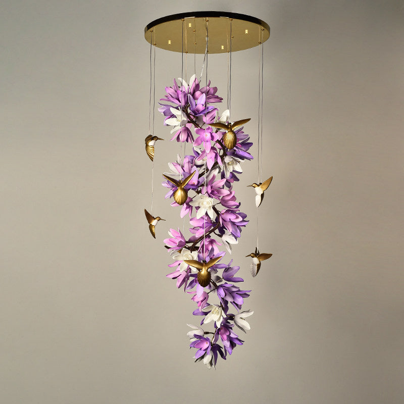 Riveora kroonluchter met goudkleurige afwerking en paarse bloemen