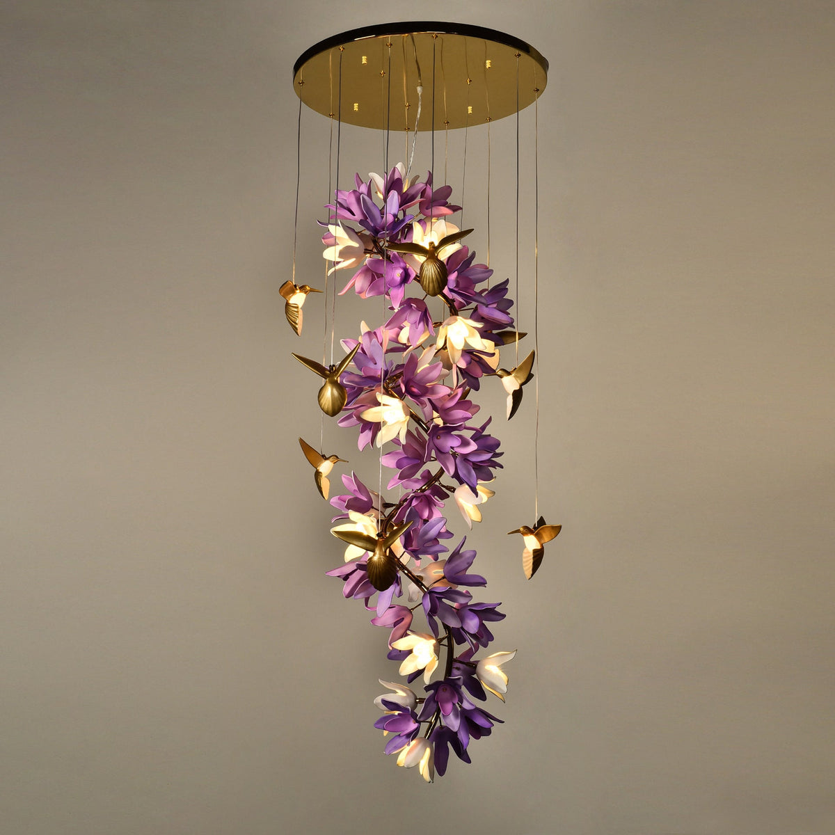 Riveora kroonluchter met goudkleurige afwerking en paarse bloemen