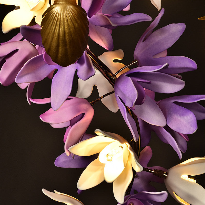 Riveora kroonluchter met goudkleurige afwerking en paarse bloemen
