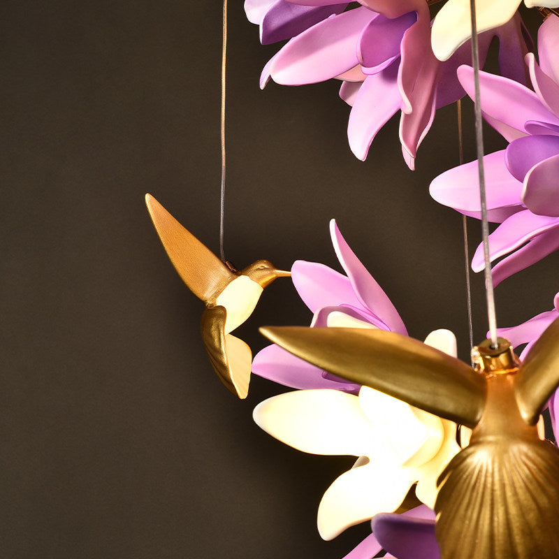 Riveora kroonluchter met goudkleurige afwerking en paarse bloemen