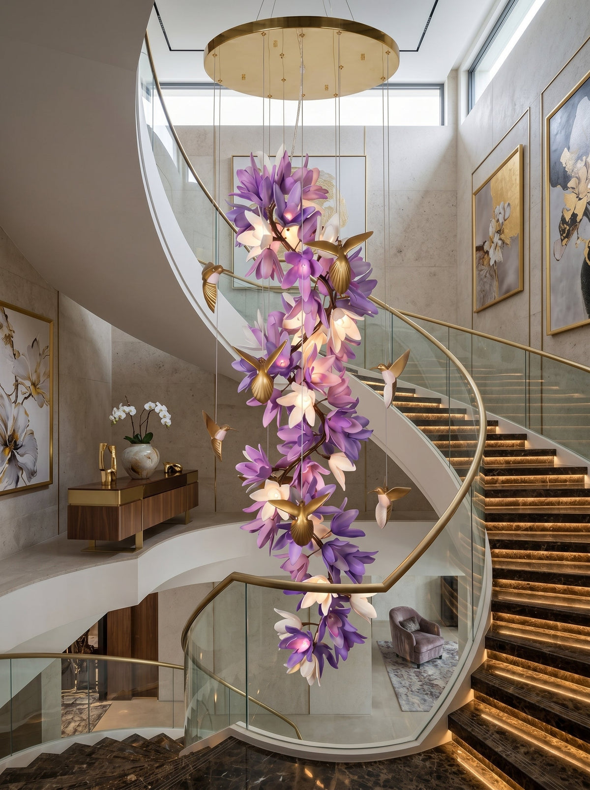 Riveora kroonluchter met goudkleurige afwerking en paarse bloemen