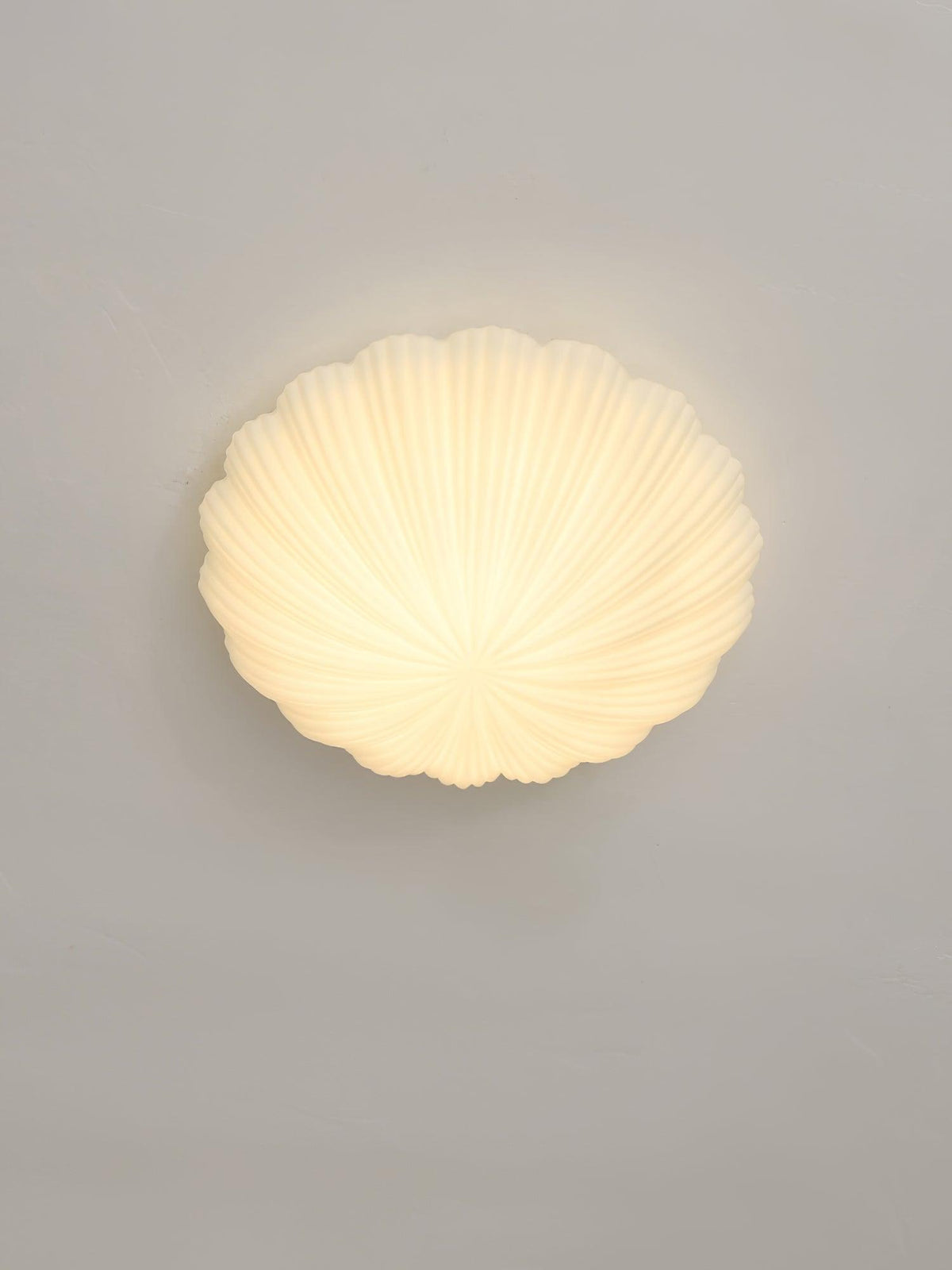 Elo plafondlamp met schelpvorm en ribbels, elegant