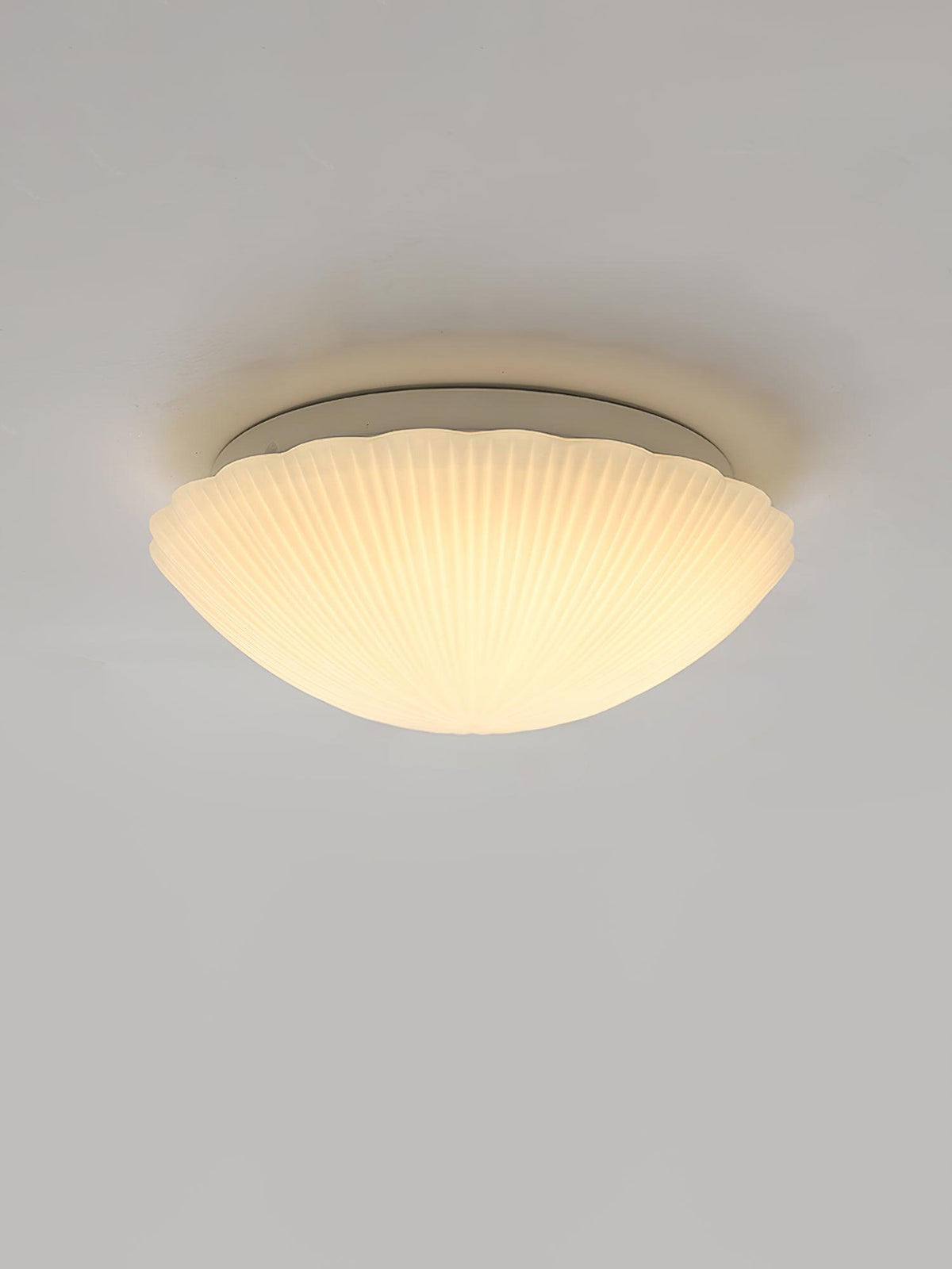 Elo plafondlamp met schelpvorm en ribbels, elegant