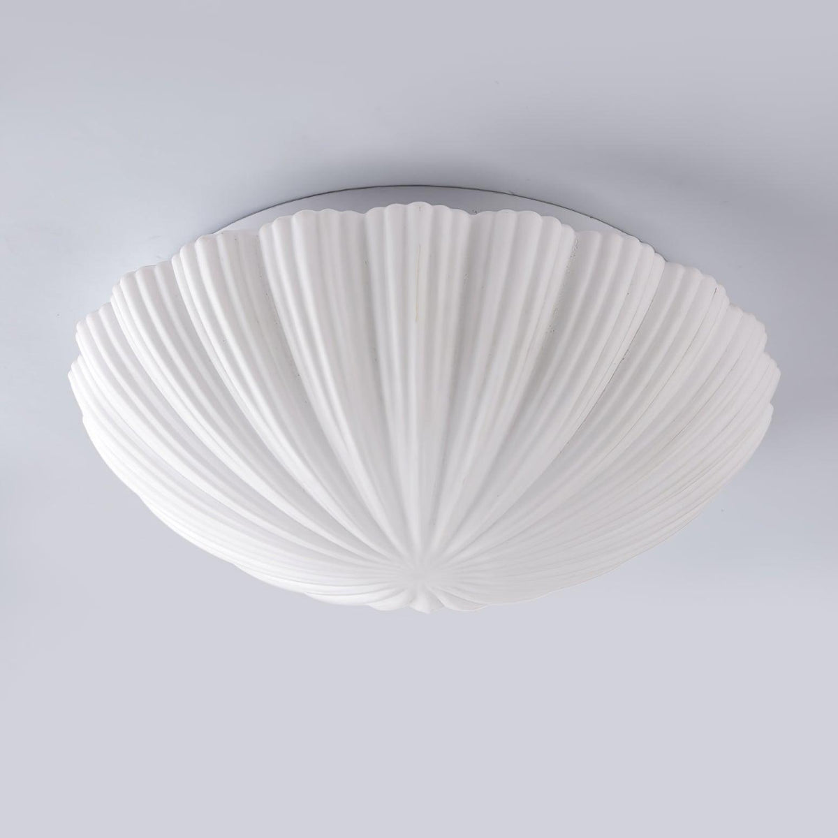 Elo plafondlamp met schelpvorm en ribbels, elegant