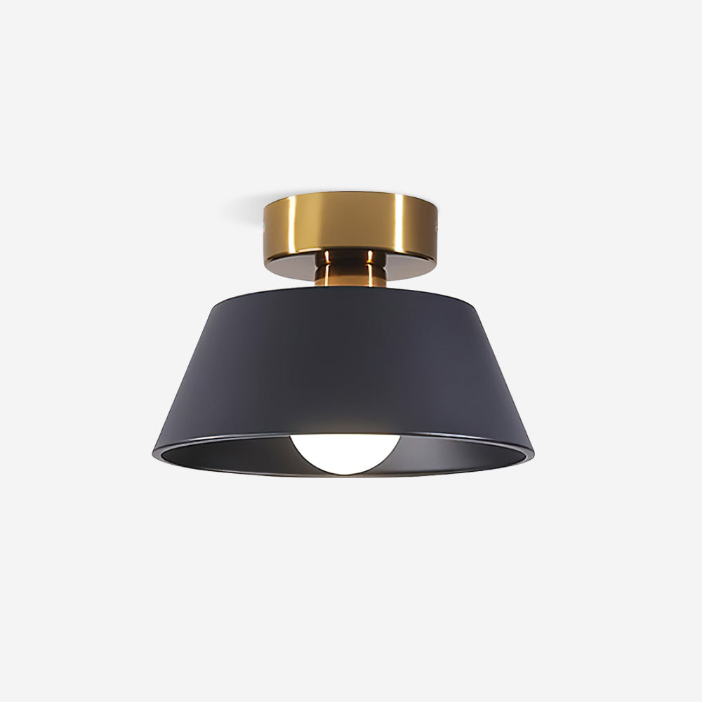 Moderne vlakke plafondlamp met metalen plafondkap in minimalistisch ontwerp