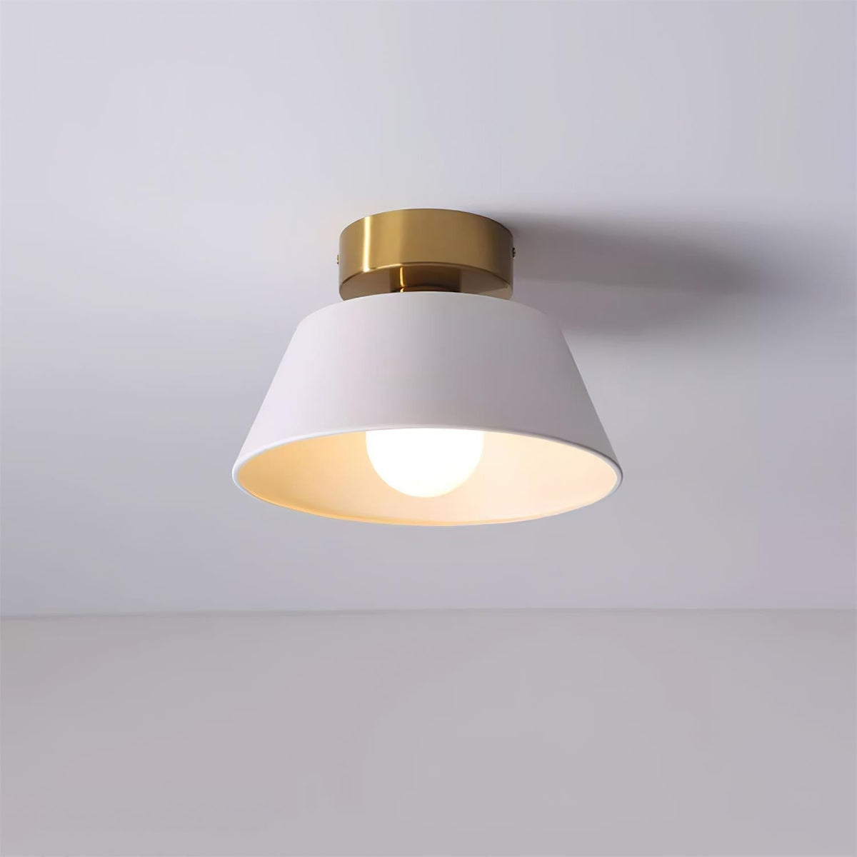 Moderne vlakke plafondlamp met metalen plafondkap in minimalistisch ontwerp