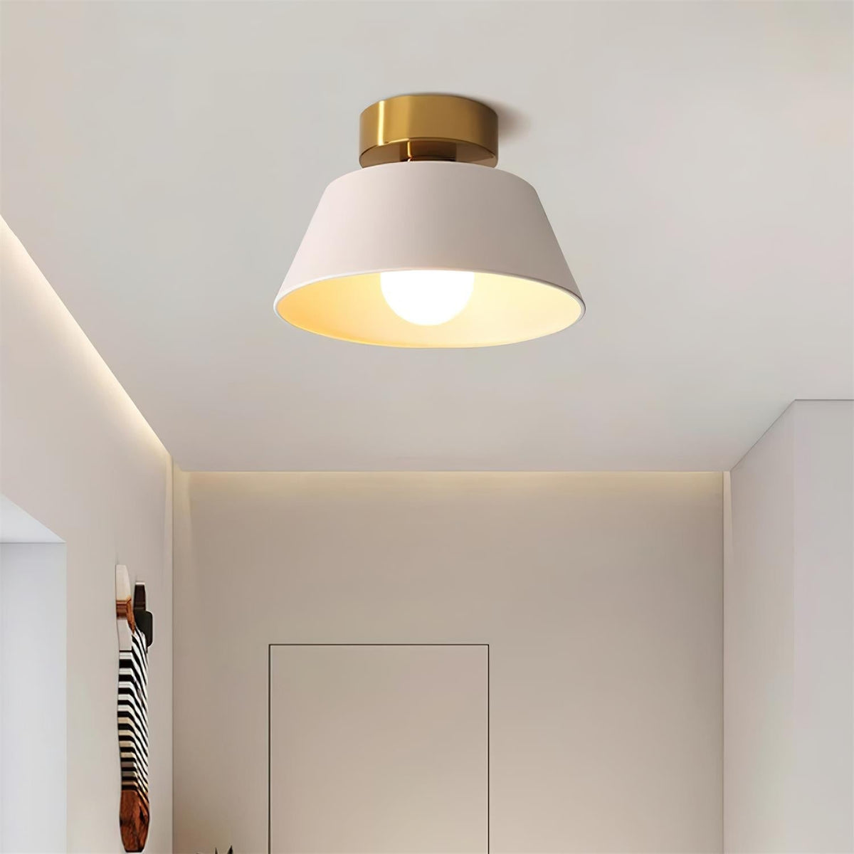 Moderne vlakke plafondlamp met metalen plafondkap in minimalistisch ontwerp