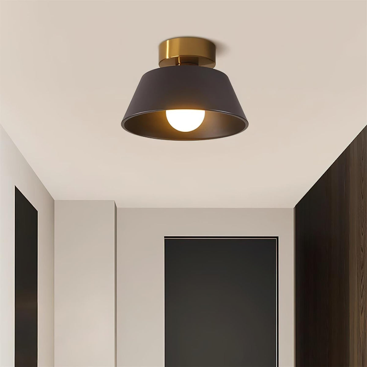 Moderne vlakke plafondlamp met metalen plafondkap in minimalistisch ontwerp