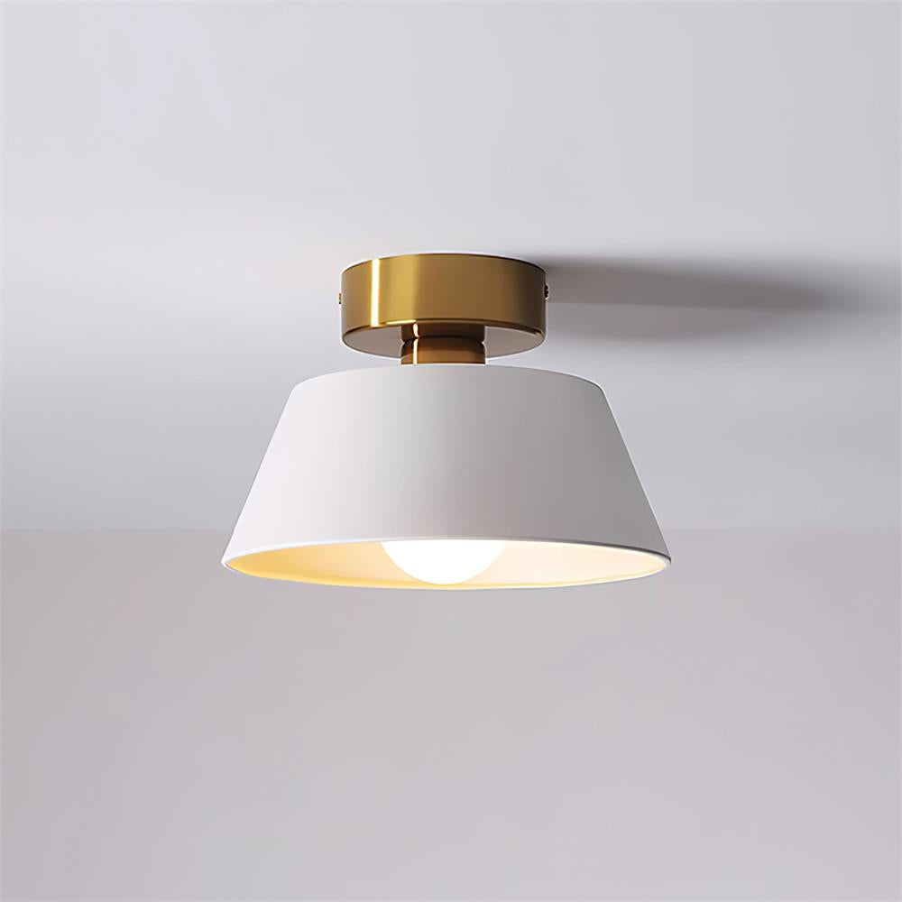 Moderne vlakke plafondlamp met metalen plafondkap in minimalistisch ontwerp