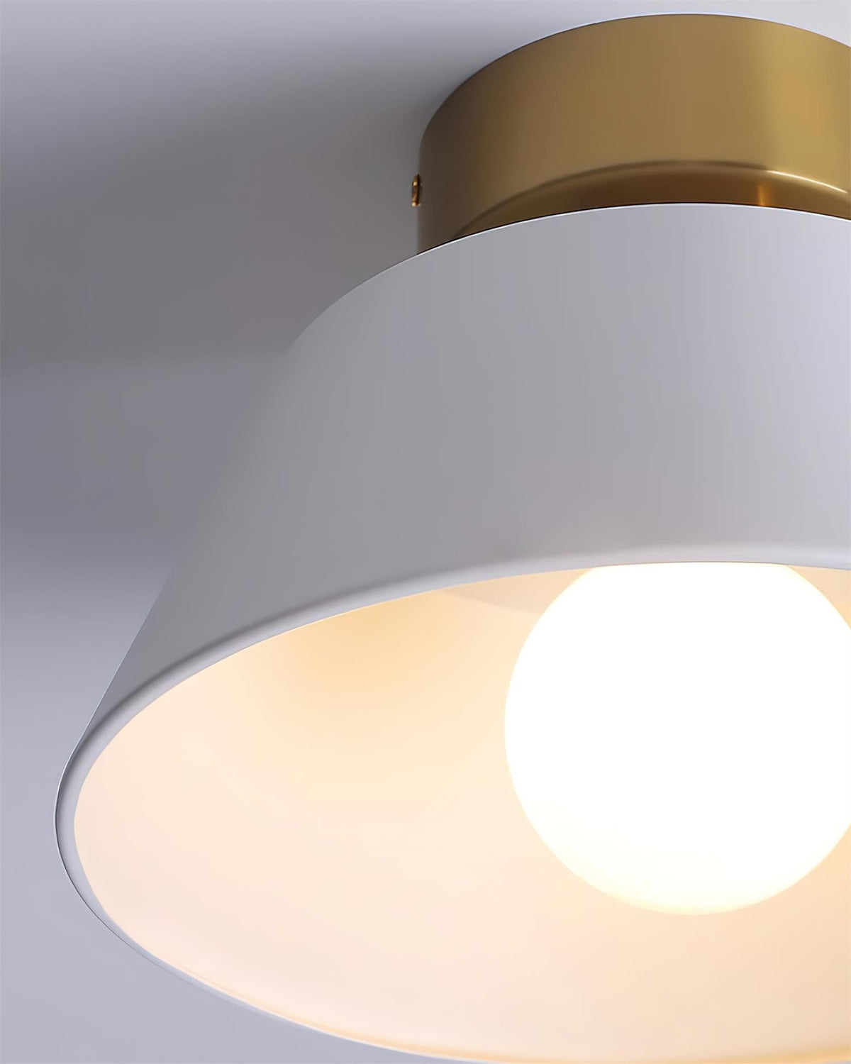 Moderne vlakke plafondlamp met metalen plafondkap in minimalistisch ontwerp