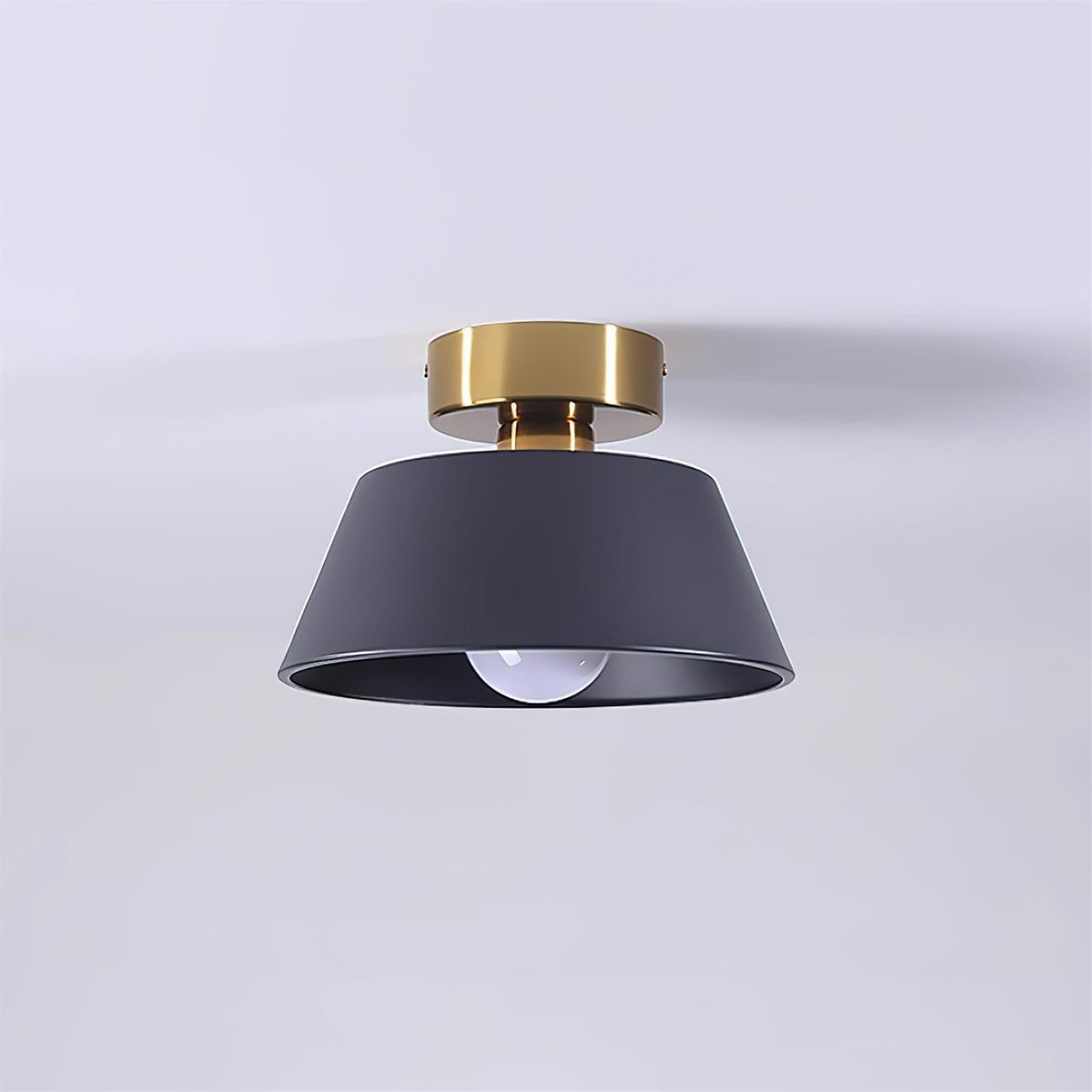 Moderne vlakke plafondlamp met metalen plafondkap in minimalistisch ontwerp