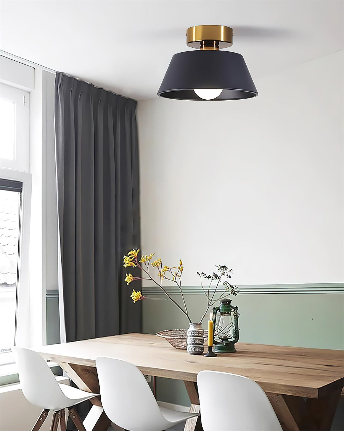 Moderne vlakke plafondlamp met metalen plafondkap in minimalistisch ontwerp