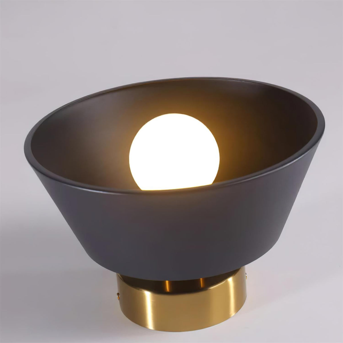 Moderne vlakke plafondlamp met metalen plafondkap in minimalistisch ontwerp