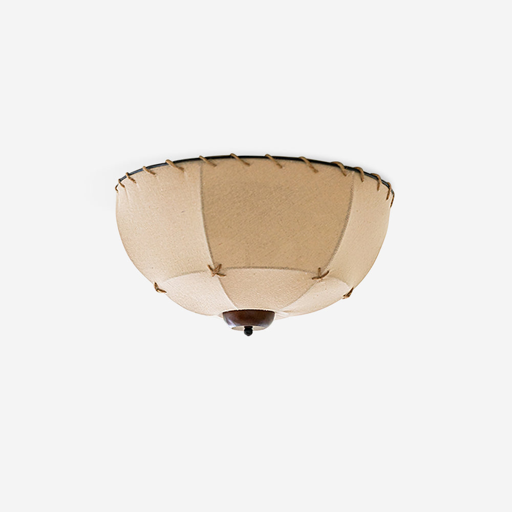 Plafondlamp met handgemaakte kap van hout en stof, rustiek