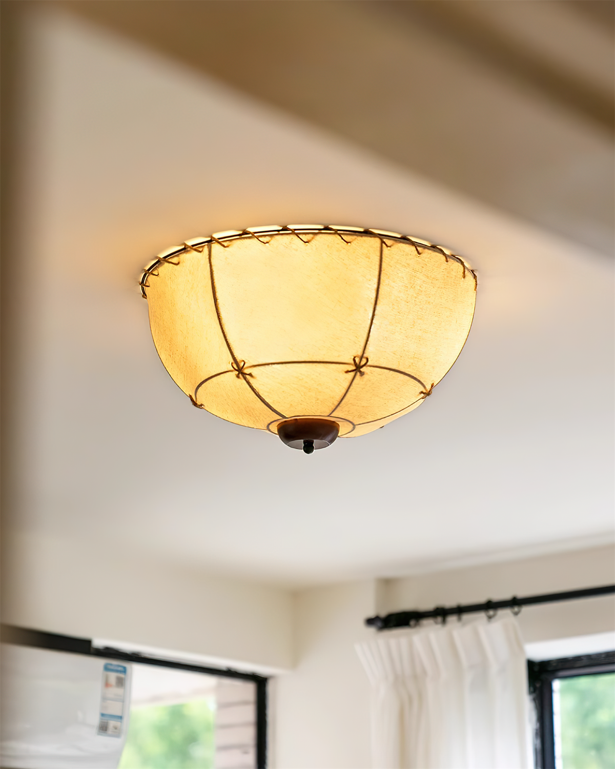 Plafondlamp met handgemaakte kap van hout en stof, rustiek