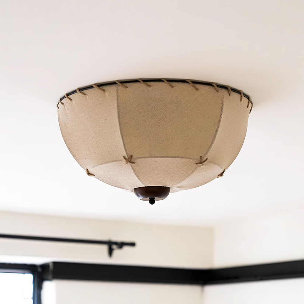 Plafondlamp met handgemaakte kap van hout en stof, rustiek