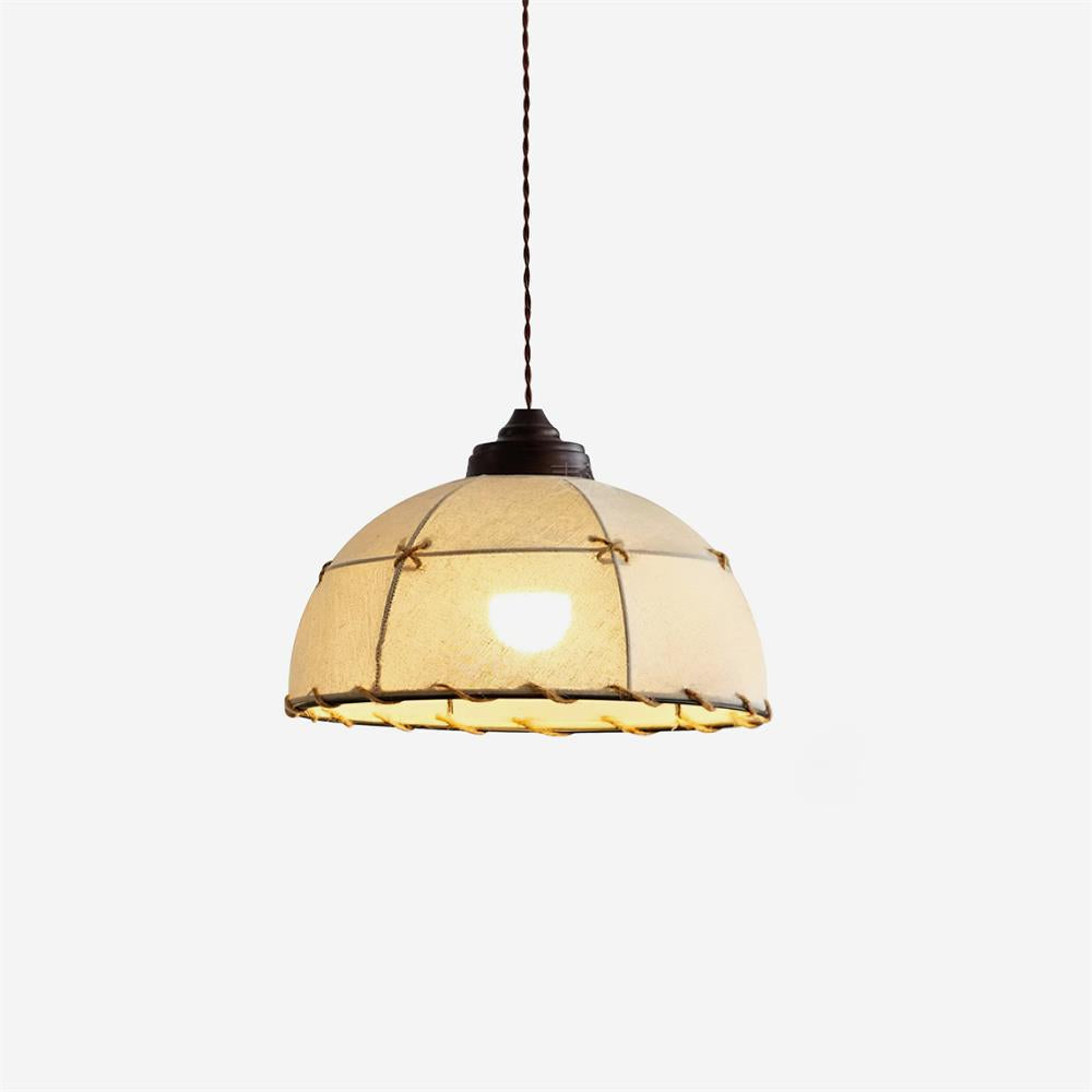 Hanglamp met stoffen koepelkap in vintage minimalistische stijl met zachte gloed