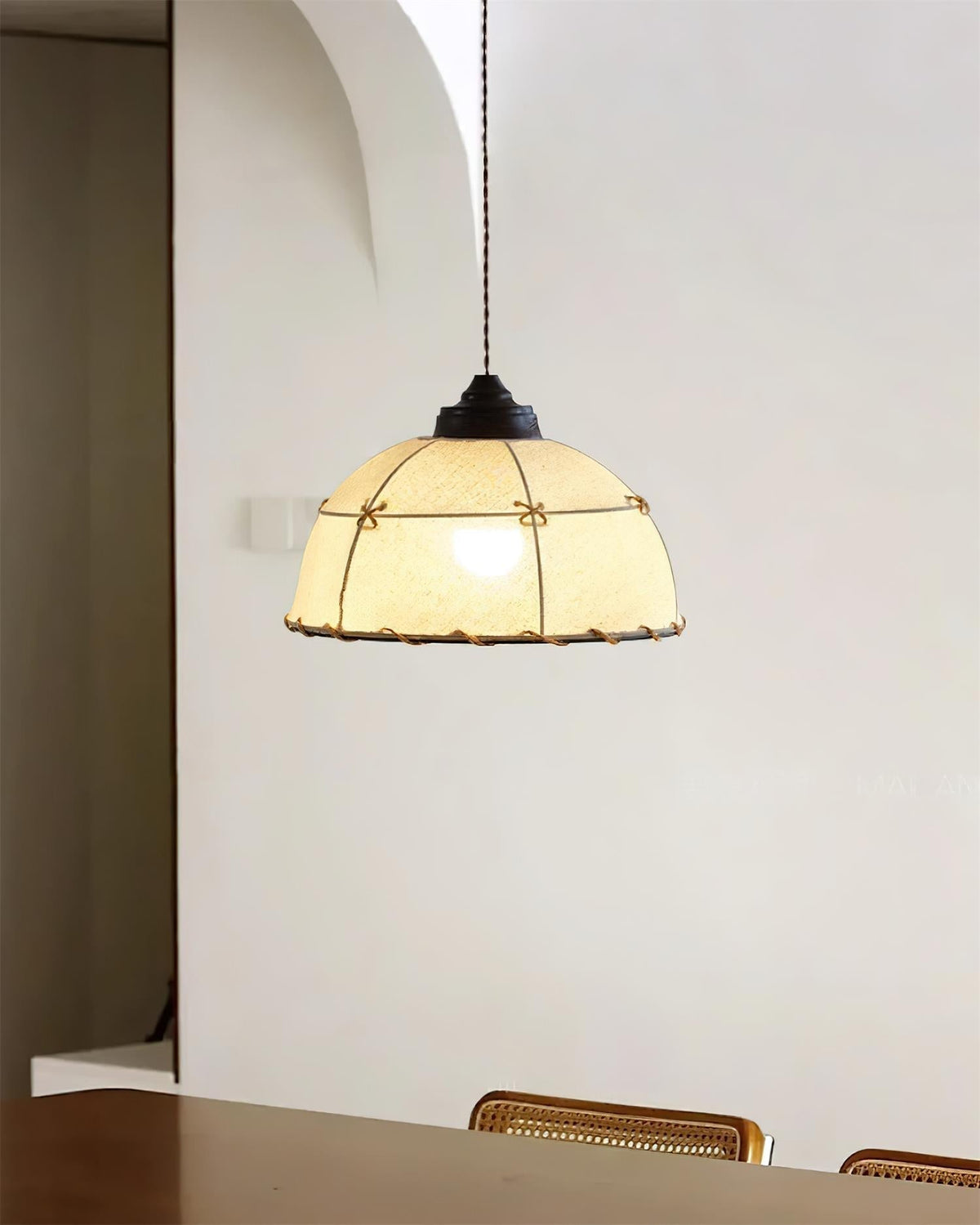 Hanglamp met stoffen koepelkap in vintage minimalistische stijl met zachte gloed