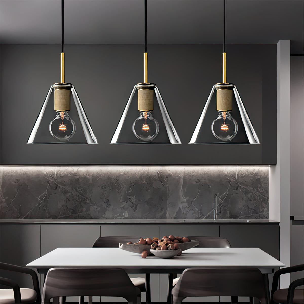 Moderne hanglamp van messing met minimalistisch metaalarmatuur voor eetkamer of keuken