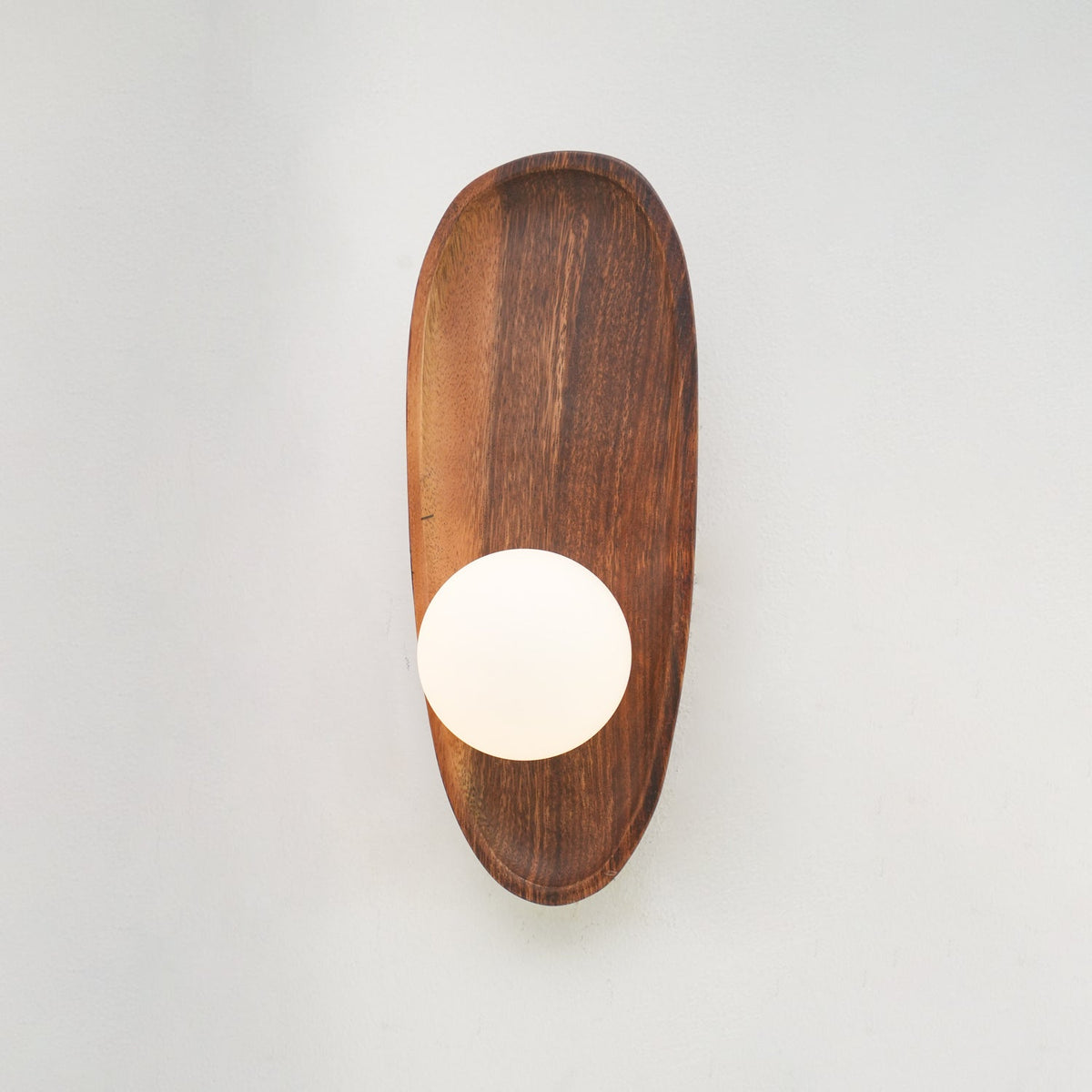 Sylaise moderne minimalistische wandlamp van walnoothout en glas