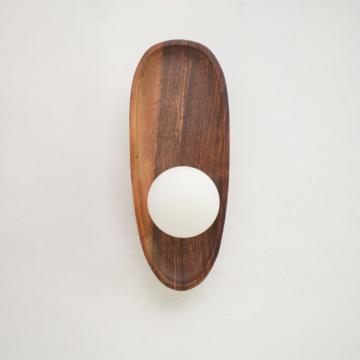 Sylaise moderne minimalistische wandlamp van walnoothout en glas