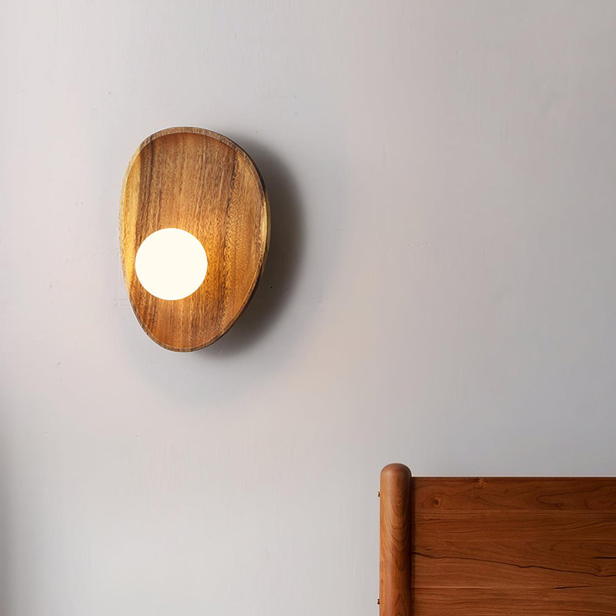 Sylaise moderne minimalistische wandlamp van walnoothout en glas