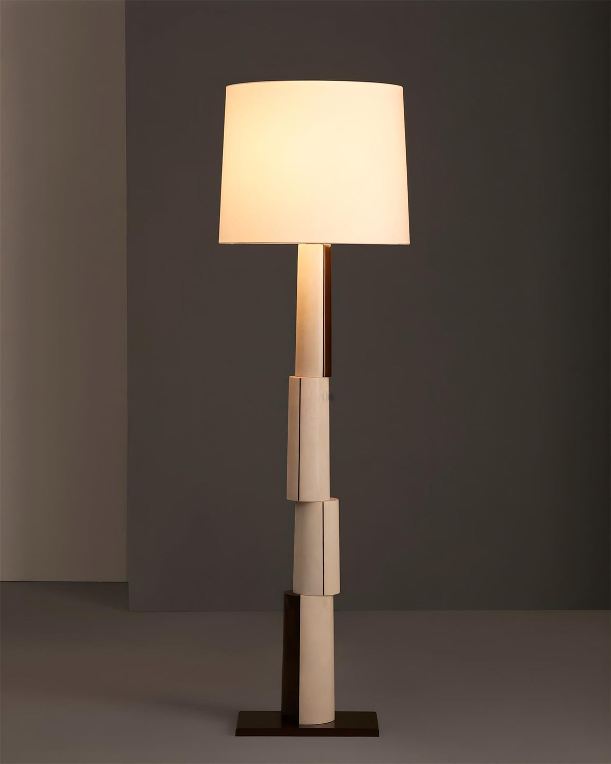 Tate vloerlamp in blokstijl