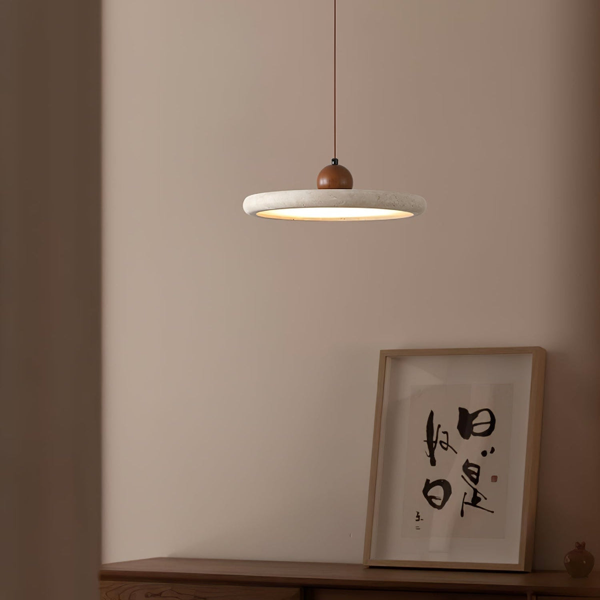 Valaielle hanglamp met dischvormige bol van geel travertin